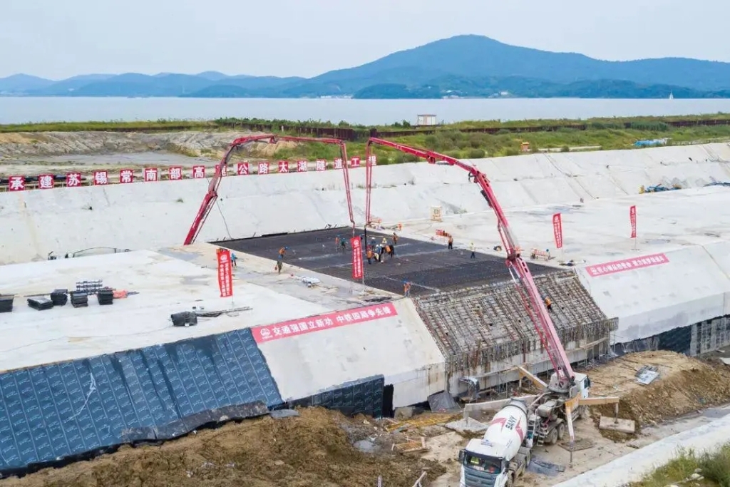 2021年9月5日，中鐵四局施工的太湖隧道南泉段主體工程全部完工。與此同時(shí)，南泉段施工轉(zhuǎn)入調(diào)平層、防撞側(cè)石等附屬工程施工階段，為下一步隧道早日通車(chē)打下堅(jiān)實(shí)基礎(chǔ)。