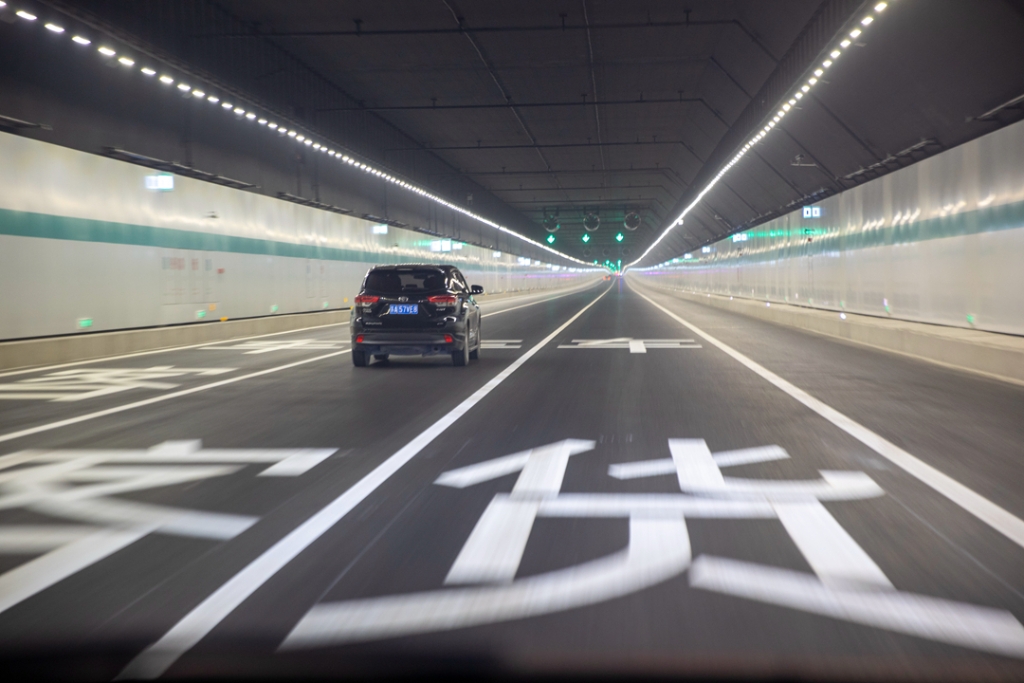 2021年12月30日，車(chē)輛在蘇錫常南部高速公路太湖隧道內(nèi)行駛。